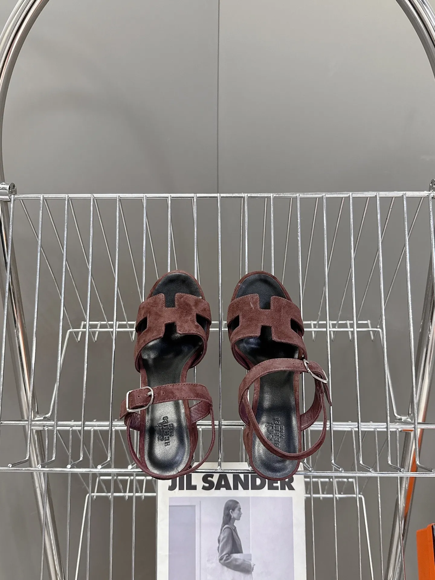 👟👟Ex-factory price 620👟👟 Hermès new spring and summer high-heeled sandals 🧡Upper: imported first-layer suede cowhide, mixed lambskin for feet, original leather outsole. You get what you pay for, genuine materials, whether it is leather, last shape, sole, or craftsmanship, all are consistent with ZP❗️ 🧡Suede high-heeled sandals, classic "H"-shaped upper with flexible ankle strap to highlight the slender ankle, about 9 cm high heels to reshape the body shape, genuine leather soles to enhance style, simple and smooth design, creating a fashionable and feminine look.  🧡Size: 35-39 yards (40 can be customized with no return or exchange) 🧡Color: multi-color 🧡Heel height: about 9 cm at the heel and 2 cm at the bottom